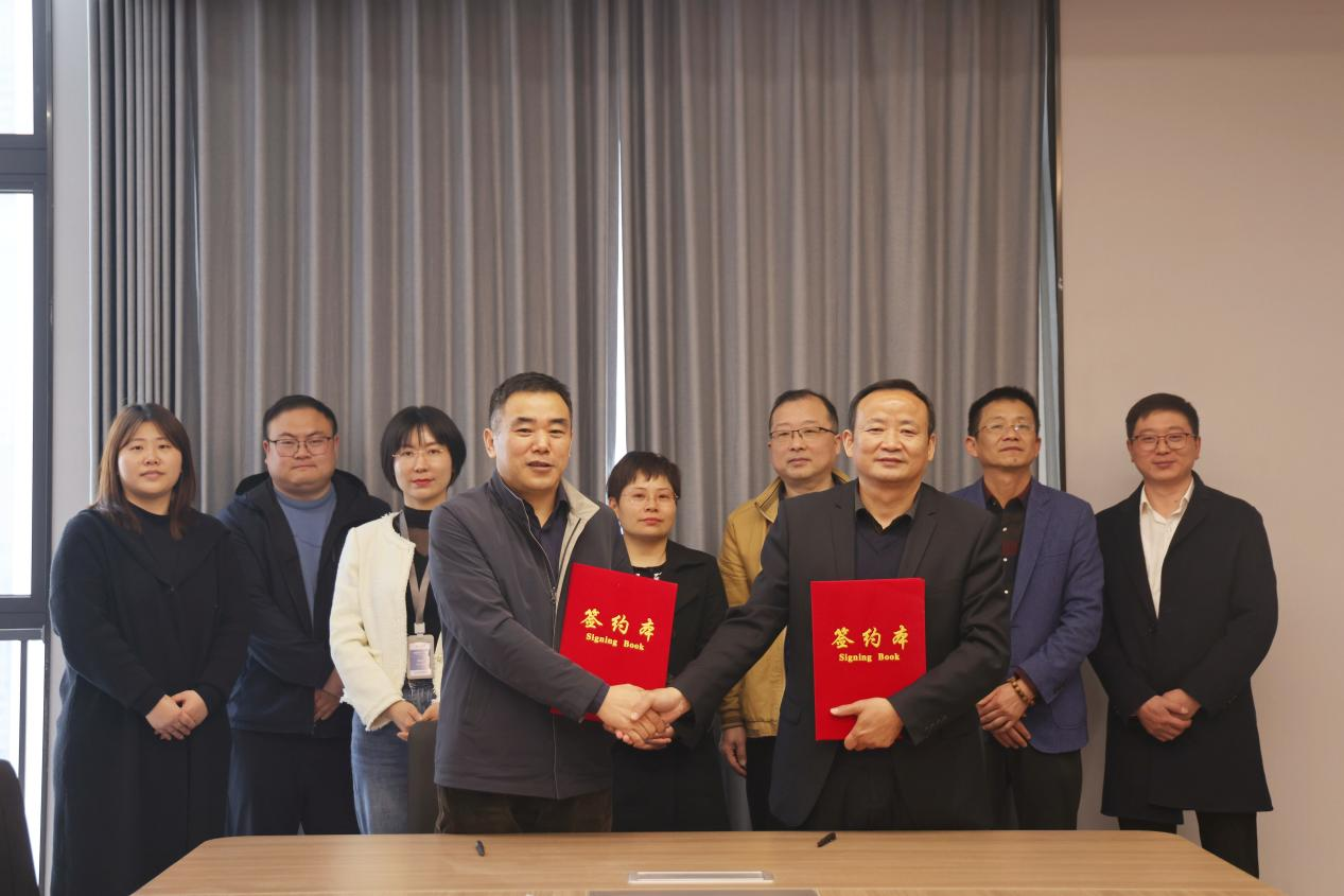 太湖县教育局局长王振奋一行来华力调研并举行签约