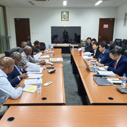 中安华力派团赴坦桑尼亚对拟签约的116公里道路项目进行合同洽谈和现场考察