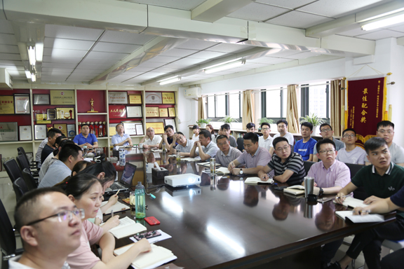 集团召开当前经营形势分析会指出，要加快推进转型升级实现可持续发展