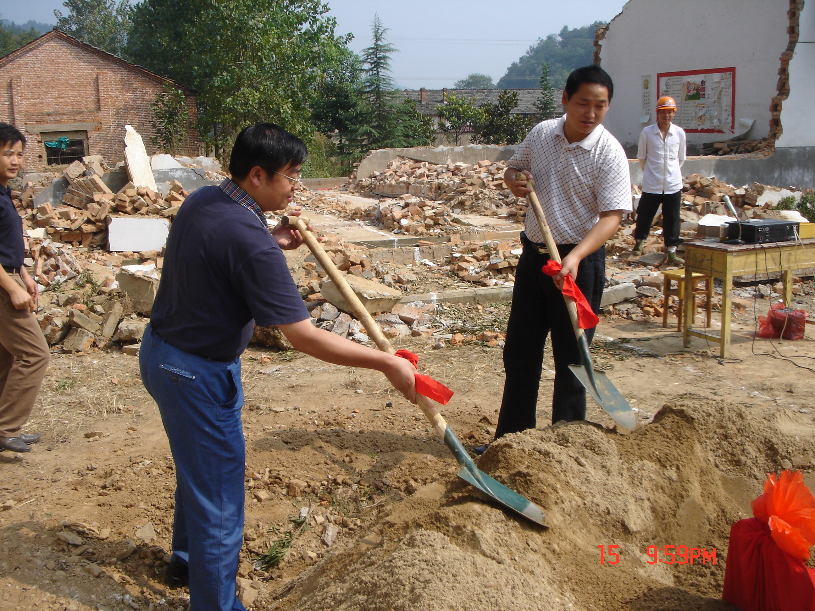 华力捐资40万元兴建花园小学教学楼